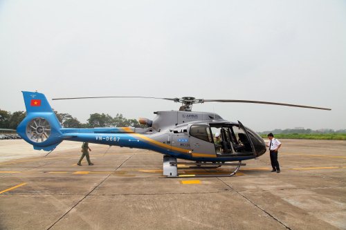 Máy bay trực thăng EC130T2 tại sân bay Gia Lâm
